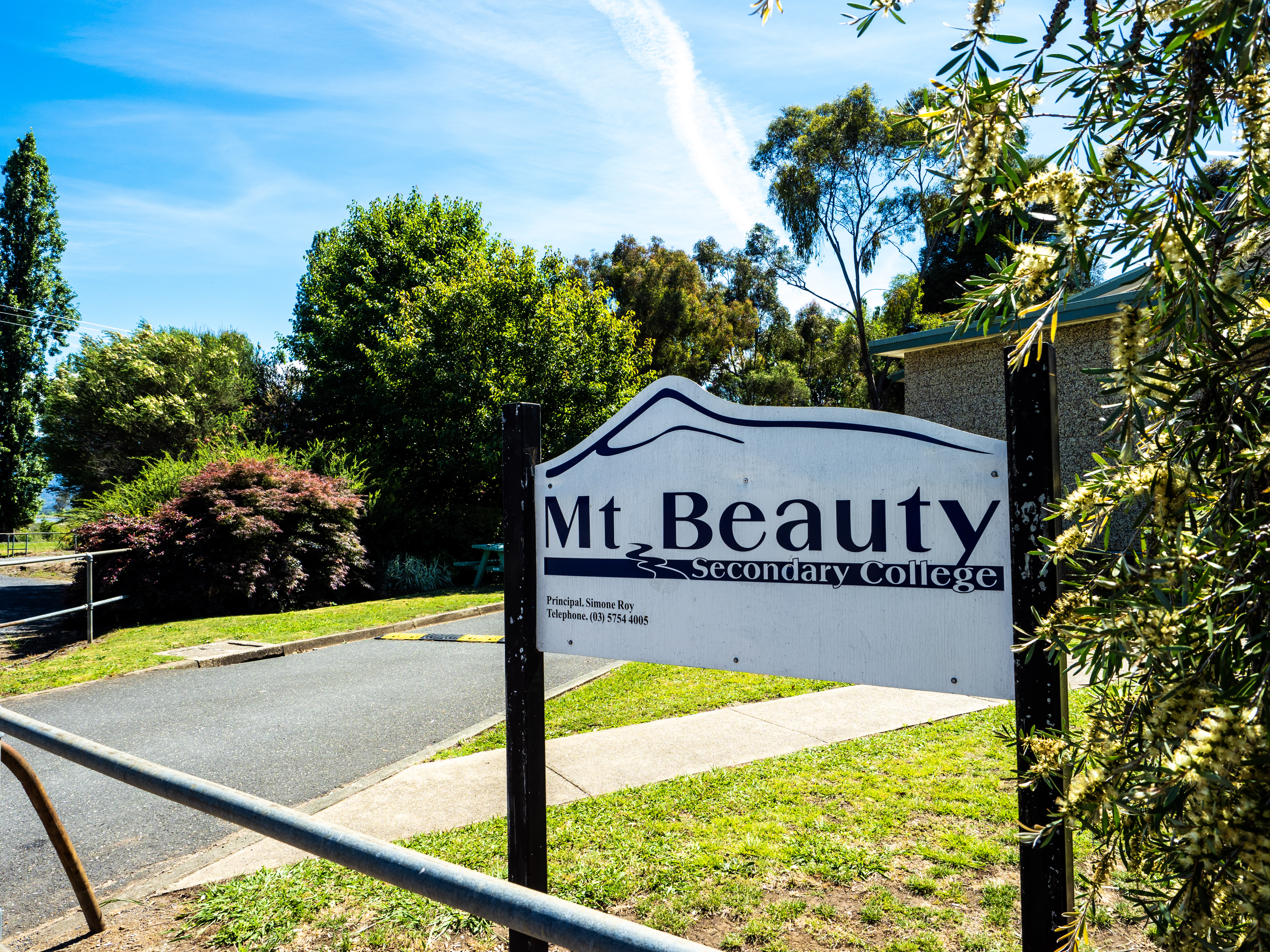 Mount Beauty Secondary College bus end signage